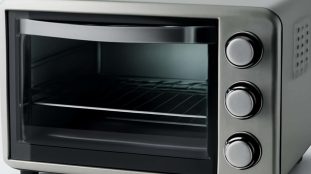 Mini-four électrique compact multifonction présenté seul